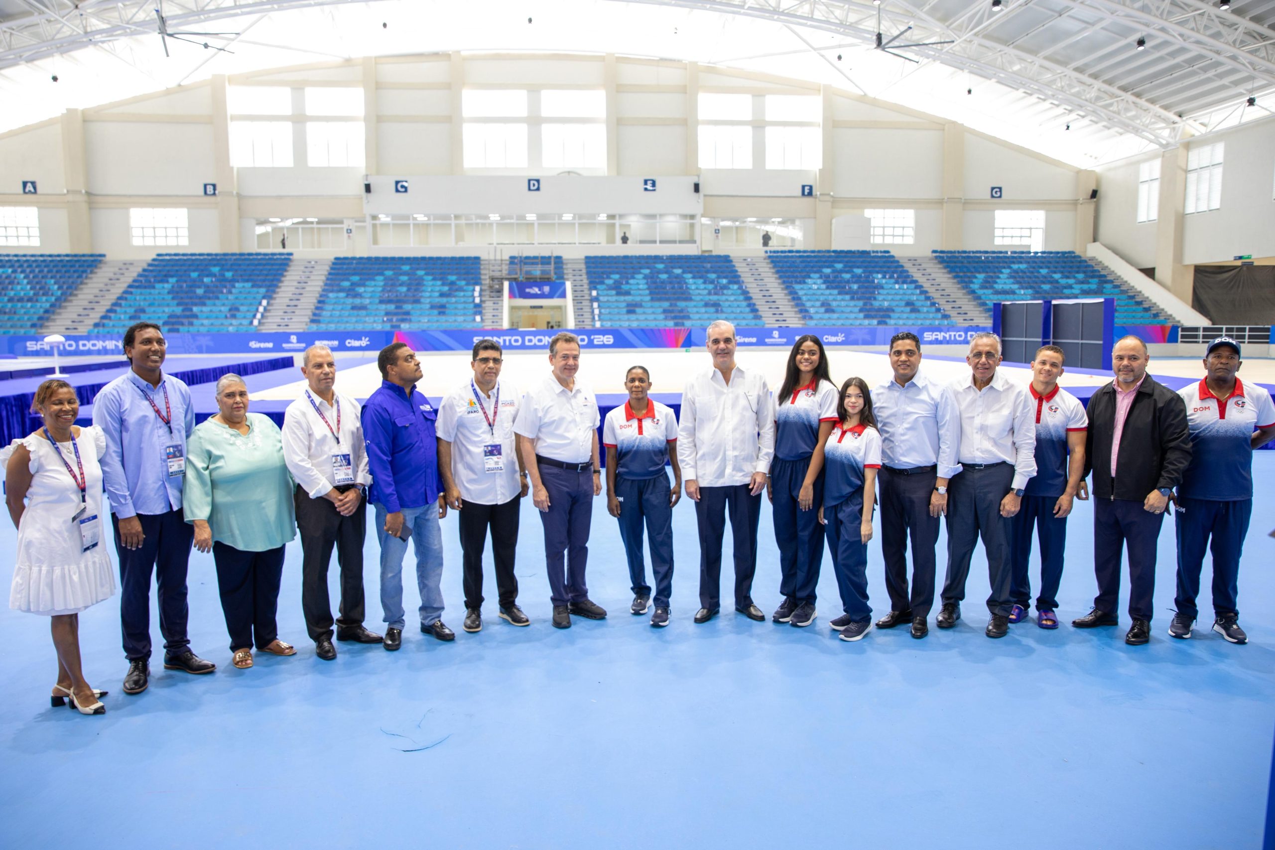Luis Abinader y Víctor- Ito- Bisonó, junto a personalidades (Foto: Presidencia)