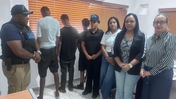 PN rescata siete menores “limpia vidrios” durante operativo preventivo en semáforos de SFM