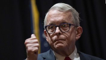 El gobernador republicano de Ohio se desvincula de Trump en su plan de deportar haitianos