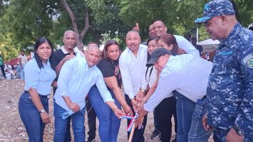 Alcalde de Jimaní da primer picazo para inicio de los trabajos de construcción del parque de Villa Armonía