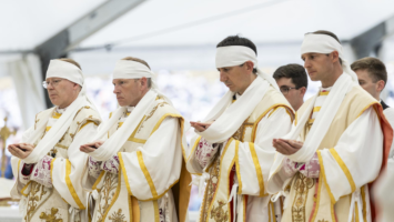 Los «lefebvrianos» ordenan cuatro obispos sin permiso del papa y provocan un nuevo cisma