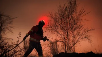 Incendio arrasa el nordeste de Portugal y fuerza evacuaciones