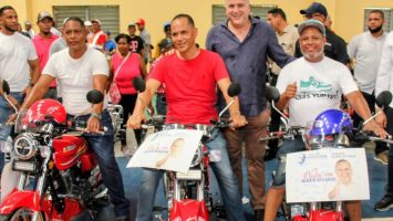 Senador Alexis Victoria agasaja a padres de María Trinidad Sánchez con entrega de motores por su día