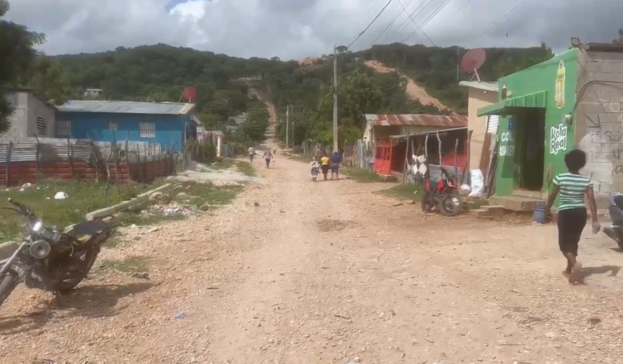 Residentes de sectores de Barahona denuncian paralización de tanque de agua potable (1)