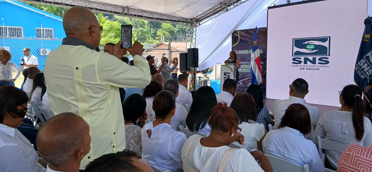 SNS relanza estrategia de atención primaria en regional El Valle tras remozar centro de salud en San Juan (3)