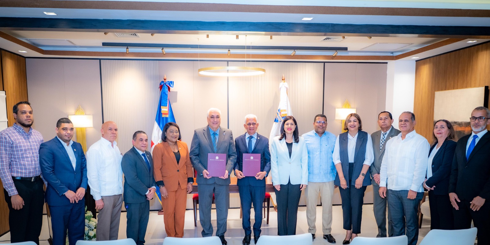 Senado firma alianza con Unapec para fortalecer formación de su personal y servicios bibliotecarios (4)