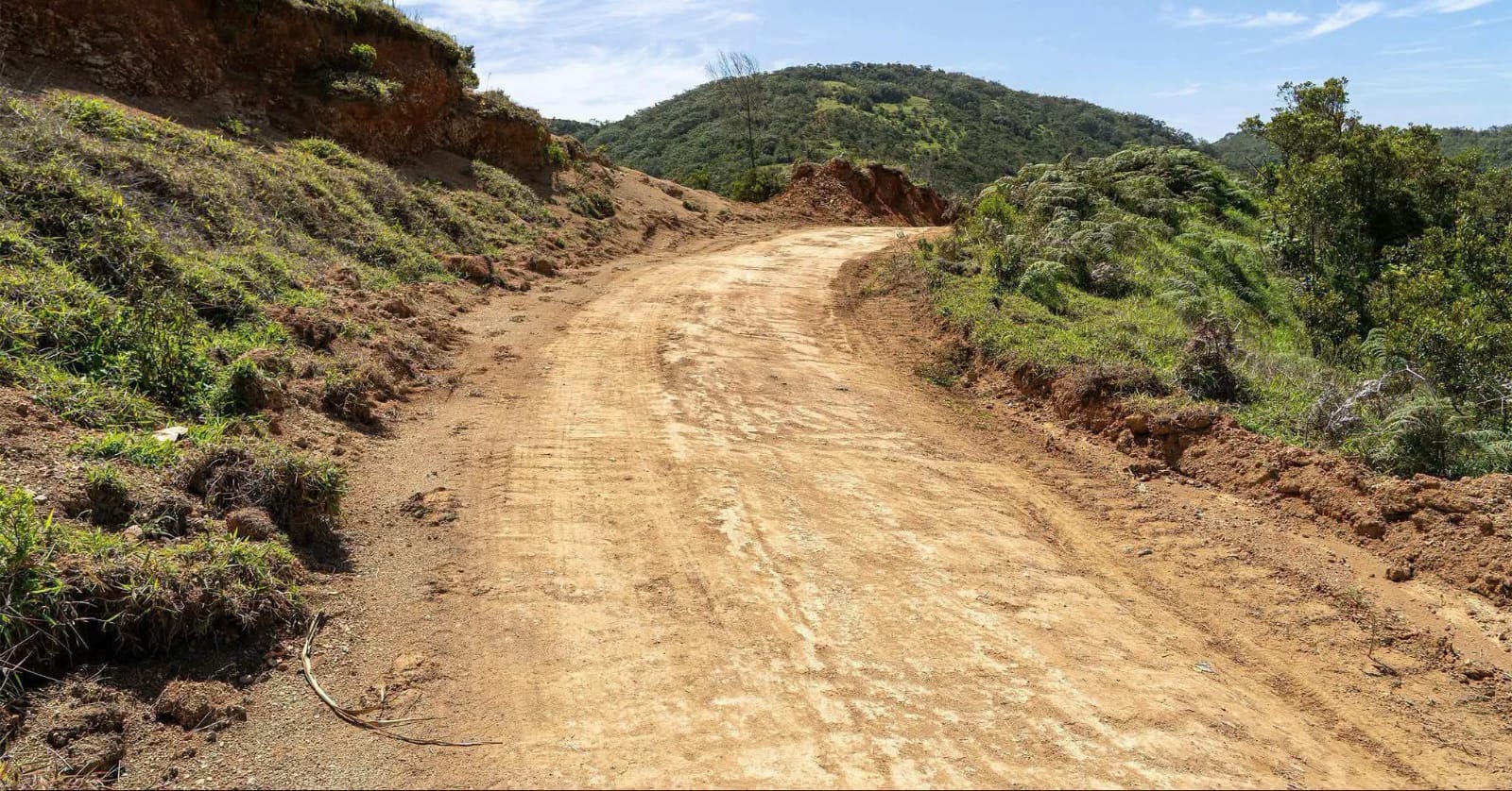 Senador afirma carretera El Maniel–Juan Santiago impulsará desarrollo económico y la integración del Sur (1)