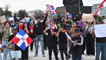 Sigue protesta en Plaza de la Bandera: «No estamos para ningún político que venga aquí a tratar de callarnos la boca»