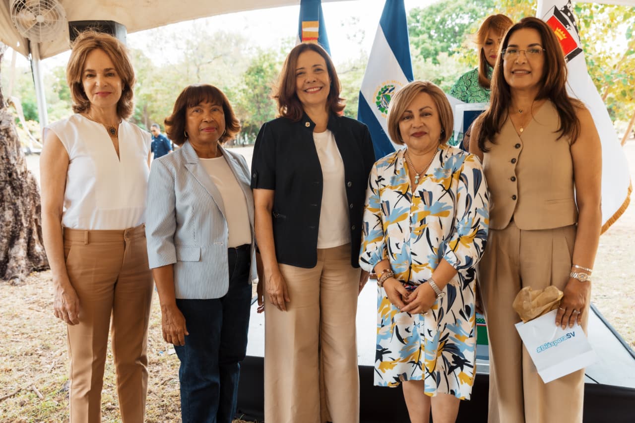 Sina del Rosario y Dania Elena Tolentino Membreño, junto a personalidades (Foto: Alcaldía del Distrito Nacional)
