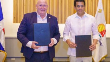 David Collado firma acuerdo con transportistas para fortalecer movilidad turística en el país