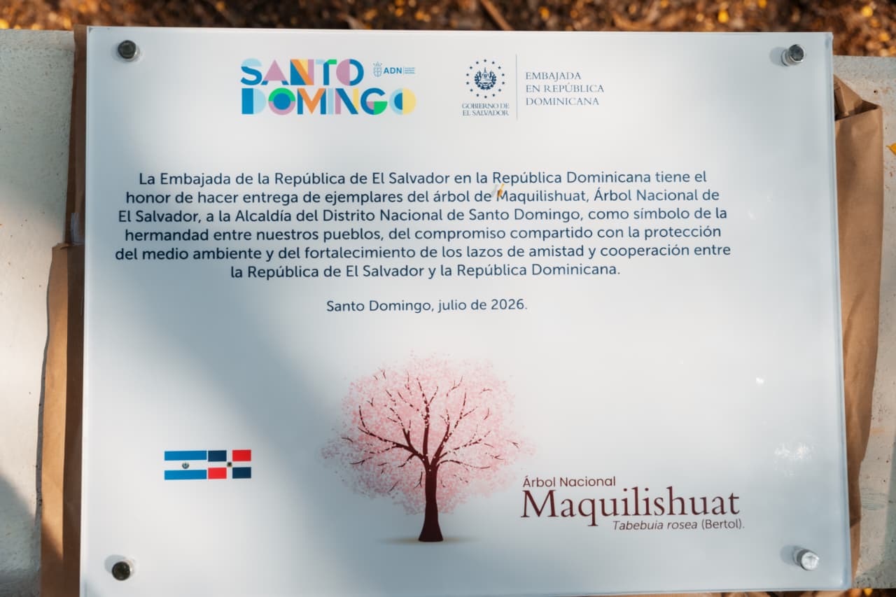 Traja de la siembra de árboles Maquilishuat (Foto: Alcaldía del Distrito Nacional)