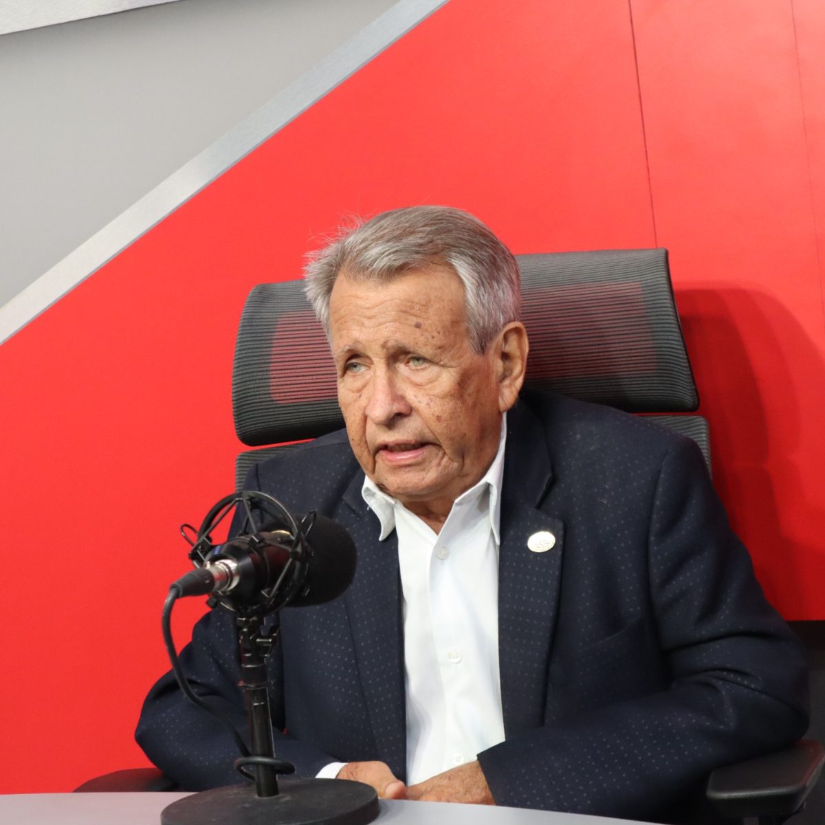 Enrique de León cuestiona decisión de la ADP sobre afiliación de docentes privados