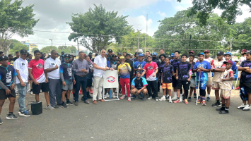 Lidovi reconoce a Gómez y Ramírez durante la segunda fecha del X Campeonato de Vitilla