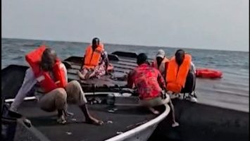Al menos 15 muertos y 27 desaparecidos tras vuelco de ferri en un lago de Zimbabue
