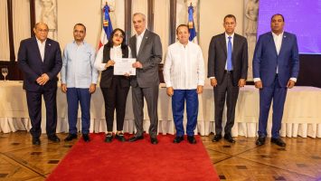 Abinader encabeza entrega de 36,225 becas tecnológicas en el ITLA