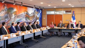 Valdez Albizu, Magín Díaz y Sanz Lovatón analizan con la banca impacto de crisis en Oriente Medio sobre economía