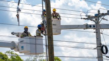 ETED reemplaza estructuras deterioradas en línea eléctrica Pimentel-Hatillo y anuncia interrupciones