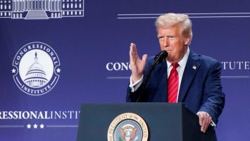 Trump amenaza a Omán con bombardearlo si hace un acuerdo con Irán sobre el paso de Ormuz