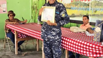 Federación de Juntas de Vecinos entrega placa de reconocimiento a oficial de la Policía en Montecristi