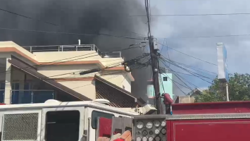Incendio reduce a cenizas dos viviendas en Mao y deja un hombre con quemaduras