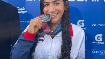 Jianna Amores conquista plata en los 50 metros mariposa y vuelve a hacer historia para la natación dominicana