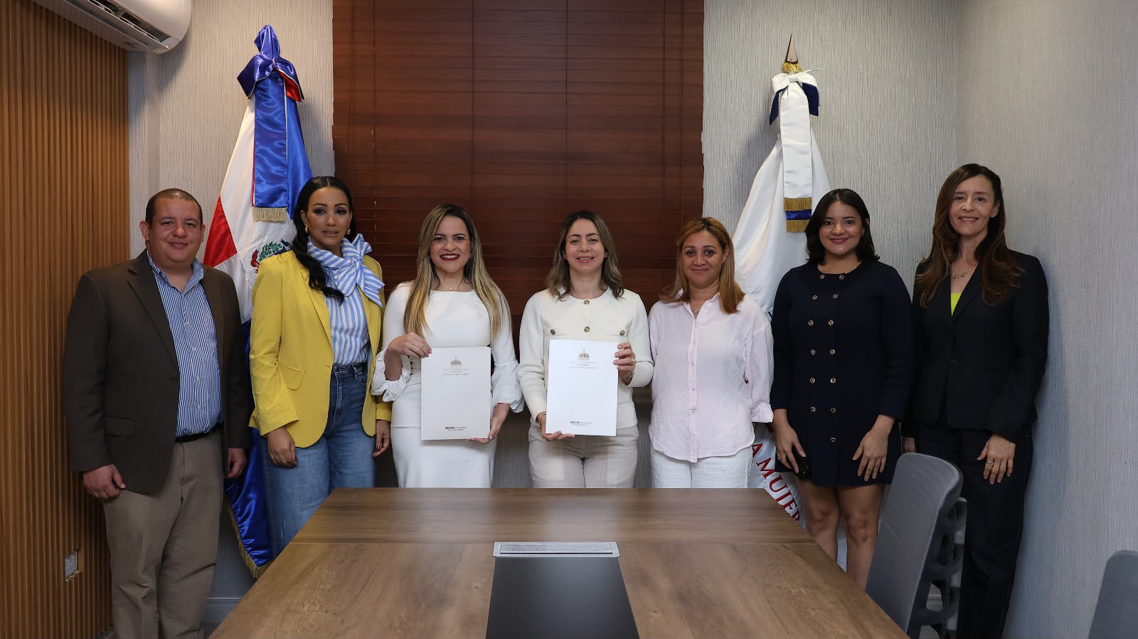 Ministerio de la Mujer y Hospital Hugo Mendoza firman acuerdo para apoyar familias de niños hospitalizados (1)