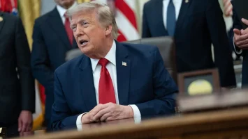 Trump dice que Irán debe escoger entre un «acuerdo» o la «rendición total»