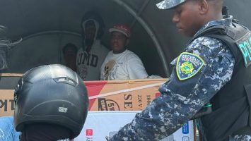 Policía niega saqueos durante incendio en L&R y asegura agentes recuperaban electrodomésticos robados