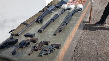 PN ocupa siete armas, presunta cocaína y recupera motocicleta robada en operativos en Barahona y San Juan