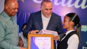 Senador Alexis Victoria reconoce a 75 estudiantes meritorios de María Trinidad Sánchez
