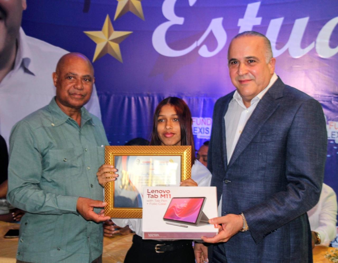 Senador Alexis Victoria reconoce a 75 estudiantes meritorios de María Trinidad Sánchez. Fuente externa