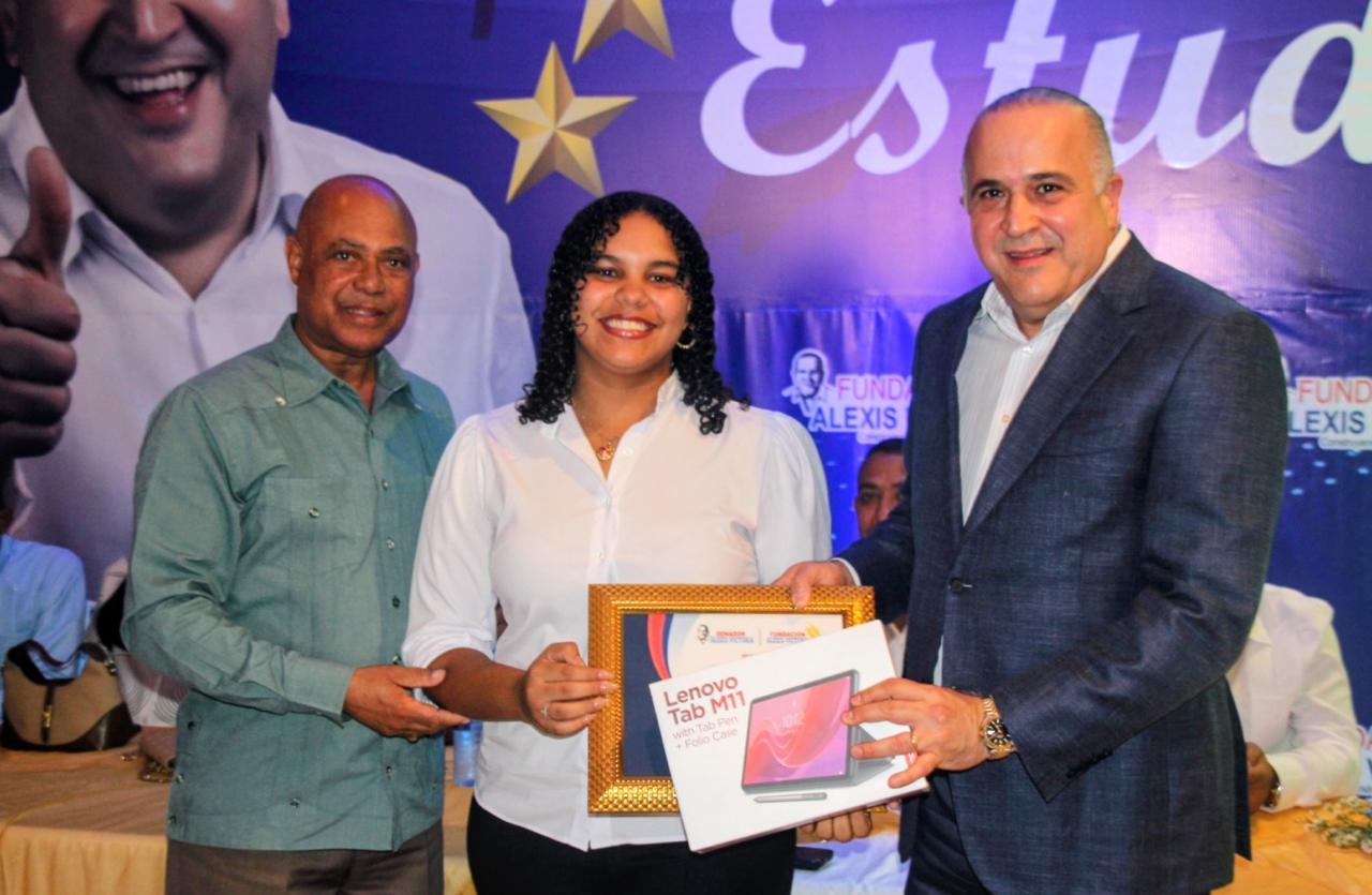 Senador Alexis Victoria reconoce a 75 estudiantes meritorios de María Trinidad Sánchez. Fuente externa