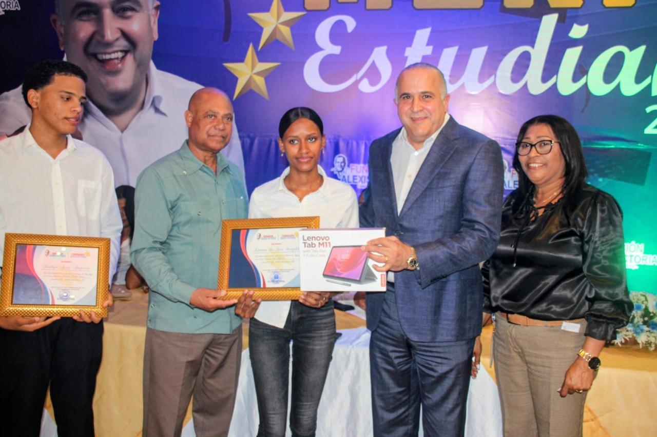 Senador Alexis Victoria reconoce a 75 estudiantes meritorios de María Trinidad Sánchez. Fuente externa