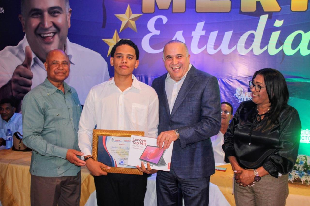 Senador Alexis Victoria reconoce a 75 estudiantes meritorios de María Trinidad Sánchez. Fuente externa