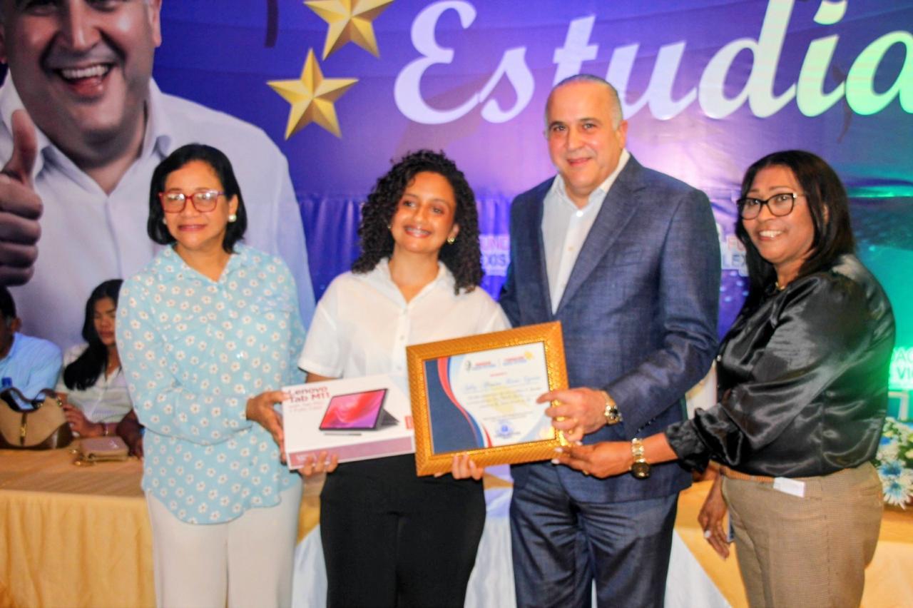 Senador Alexis Victoria reconoce a 75 estudiantes meritorios de María Trinidad Sánchez. Fuente externa