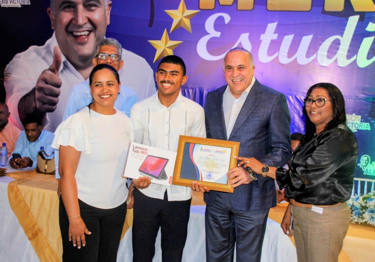 Senador Alexis Victoria reconoce a 75 estudiantes meritorios de María Trinidad Sánchez. Fuente externa