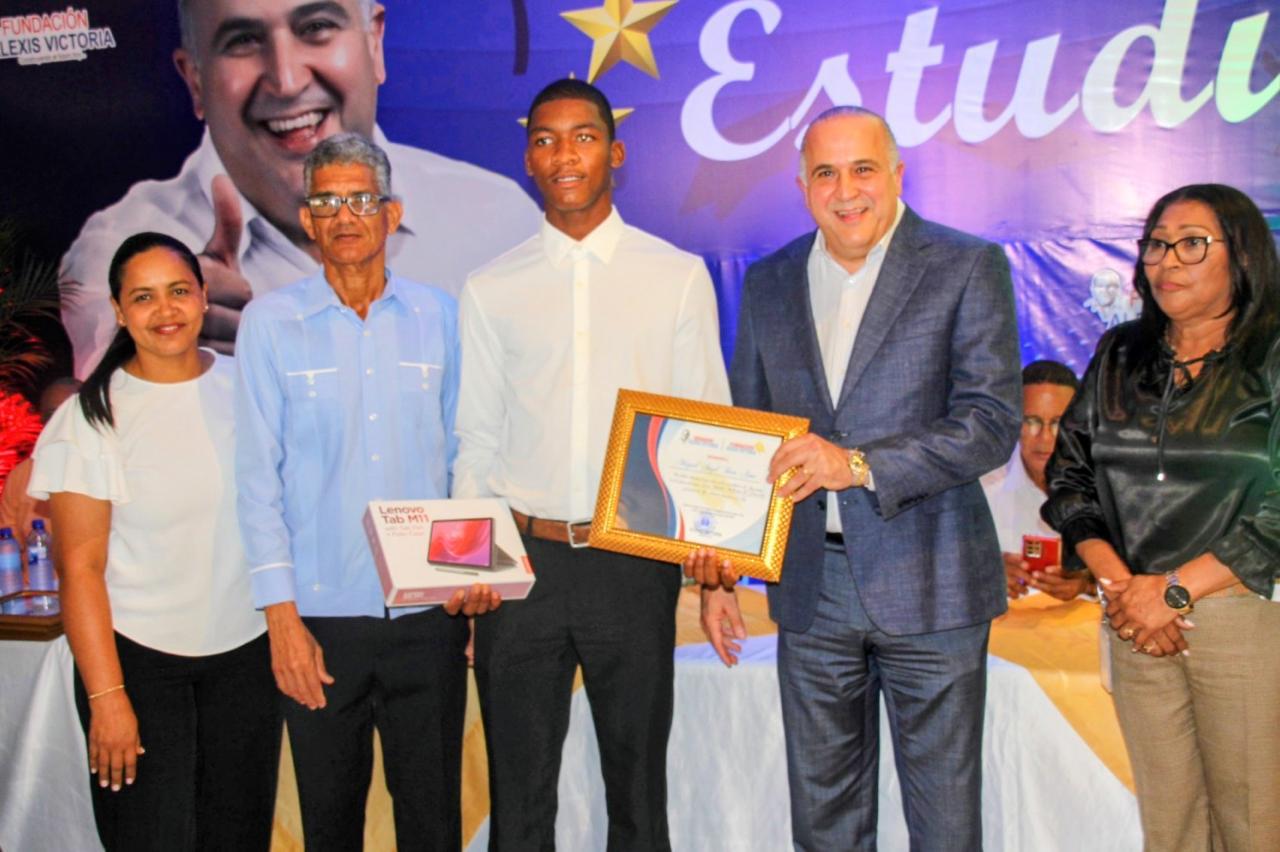 Senador Alexis Victoria reconoce a 75 estudiantes meritorios de María Trinidad Sánchez. Fuente externa