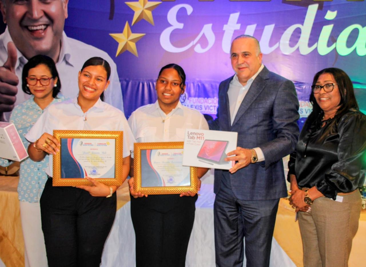 Senador Alexis Victoria reconoce a 75 estudiantes meritorios de María Trinidad Sánchez. Fuente externa