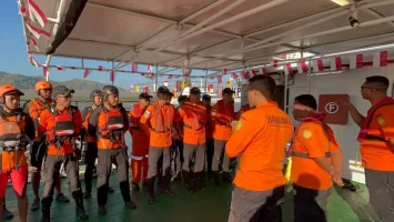 Indonesia busca a cinco desaparecidos tras el incendio de un barco turístico en Bali