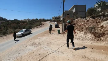 Colonos israelíes mantienen asedio a familias palestinas en Cisjordania