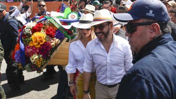 El presidente de Colombia participa del cierre de la Feria de las Flores en Medellín