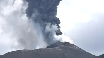 Volcán Etna entra en erupción y cierra aeropuerto de Catania