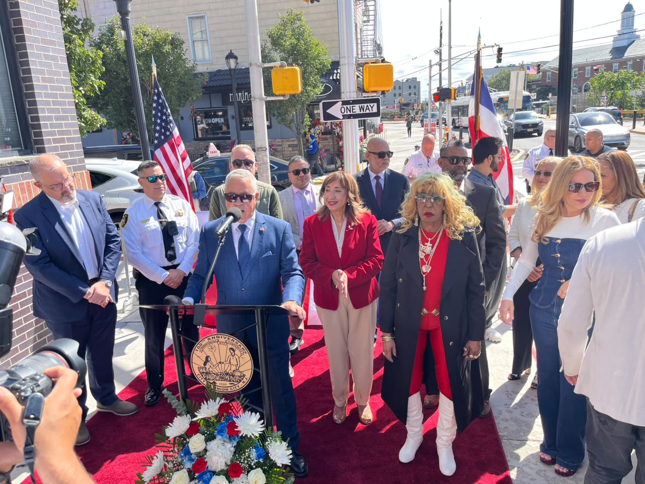 Union City reconoce trayectoria de Fefita La Grande y dedica una calle en su honor