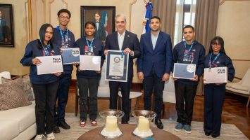 Abinader entrega becas y computadoras a jóvenes que rompieron récord mundial de lectura