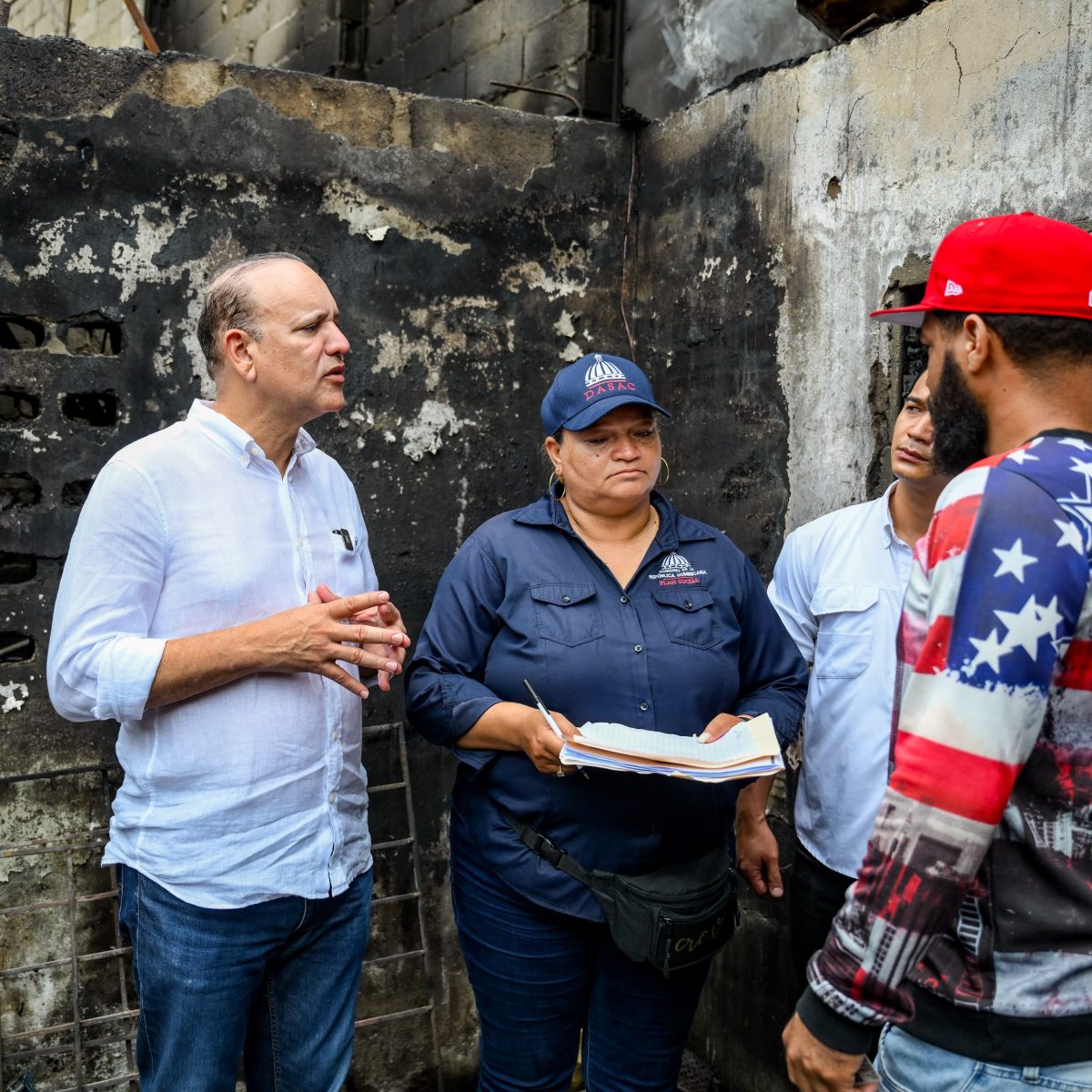 Alcalde Ulises Rodríguez expresa solidaridad con familias afectadas por incendio en La Cambronal