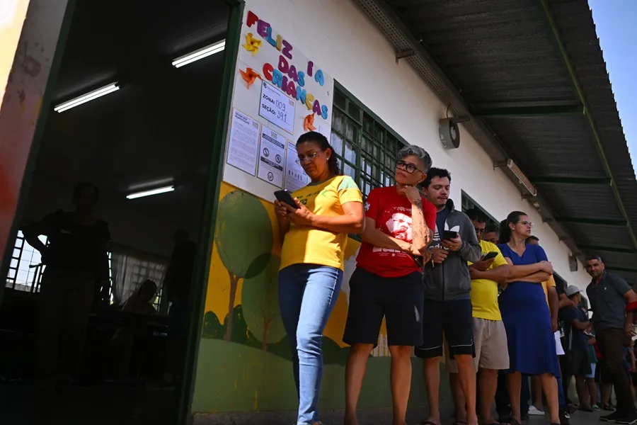 Los colegios electorales abren para la segunda vuelta de las presidenciales en Brasil