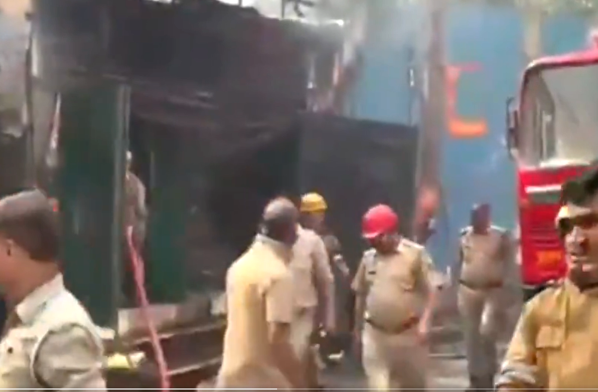 Incendio en India destruye cinco comercios y deja un muerto