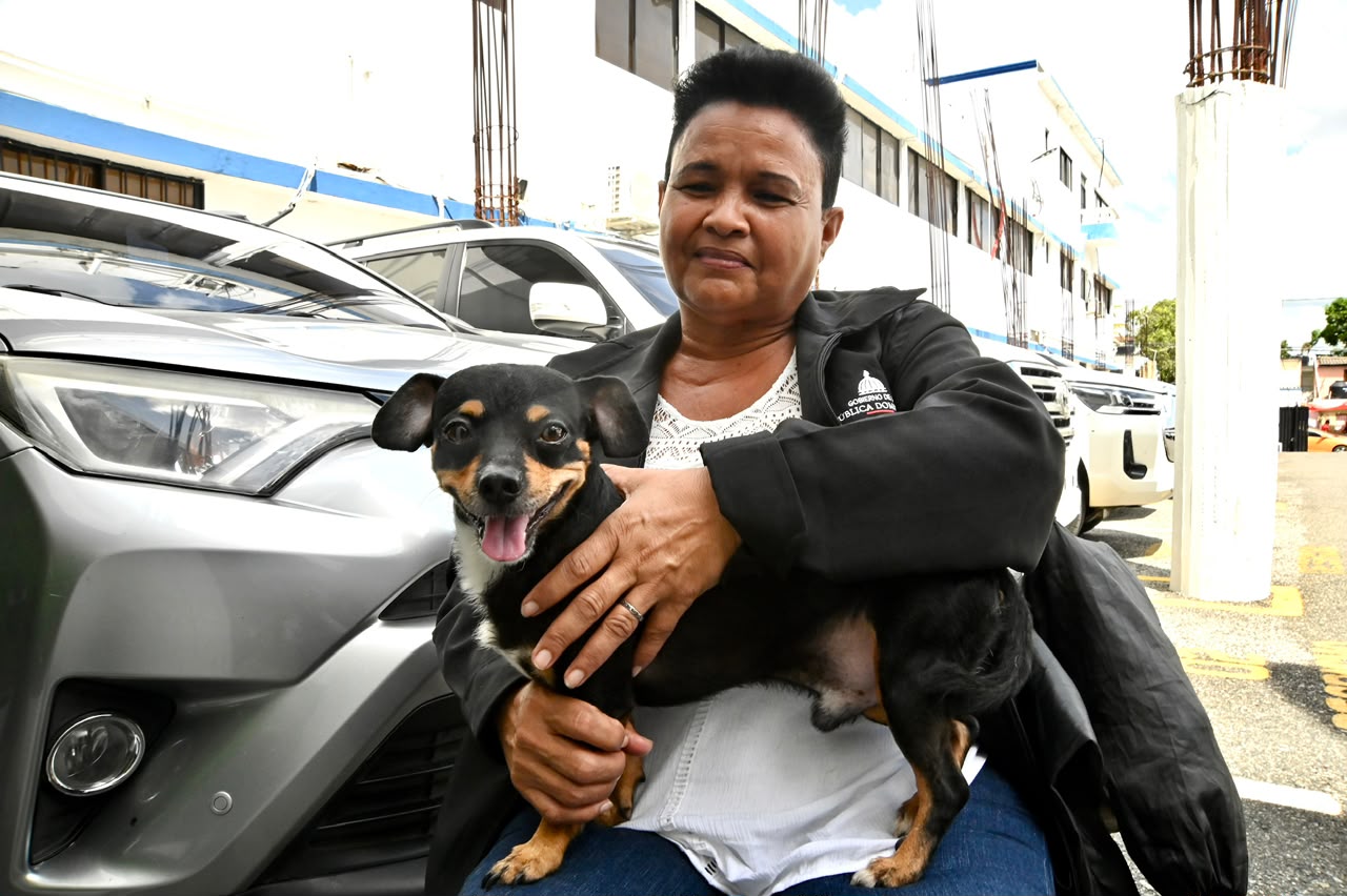 Ciudadana al llevar su perro a vacunar contra la rabia en Salud Pública (Foto Félix Lara El Nuevo Diario) - copia