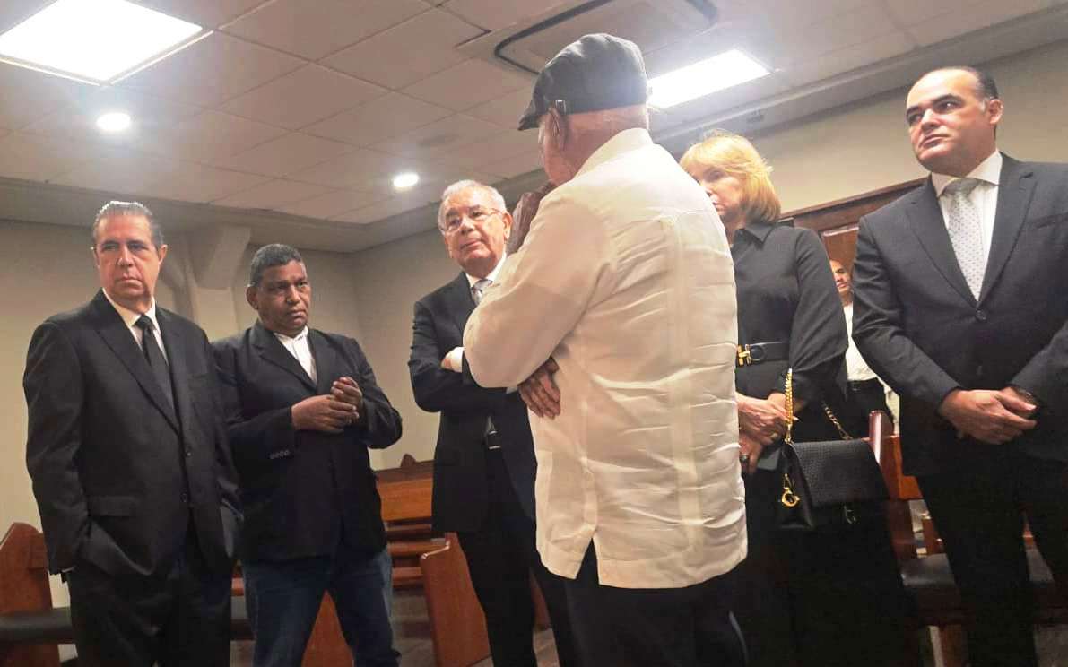 Danilo Medina asiste al velatorio del hijo del exsenador Eddy Mateo Vásquez