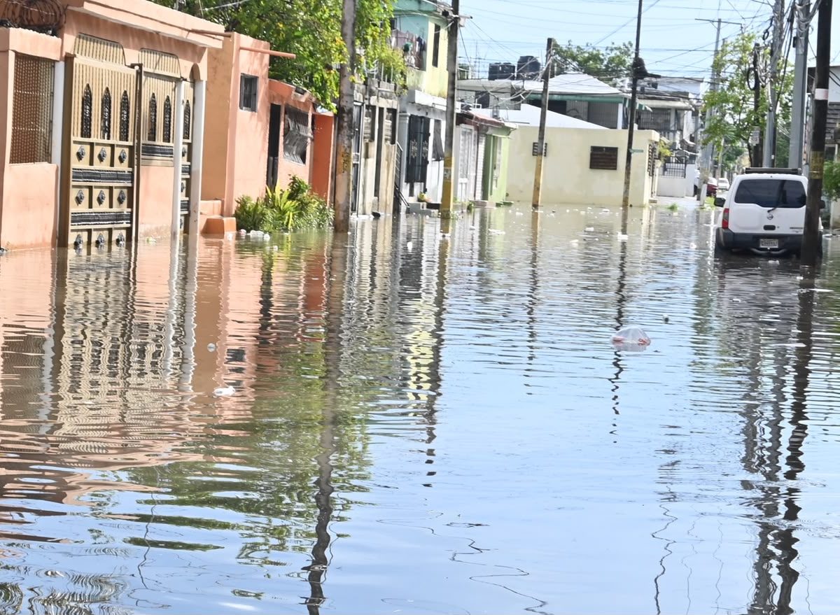(VIDEOS) Lluvias vuelven a desnudar el Gran Santo Domingo: calles y avenidas quedan inundadas